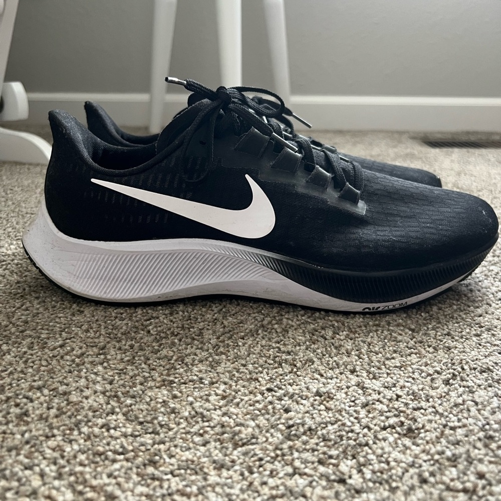 Nike Men's Black and White Athletic Shoes